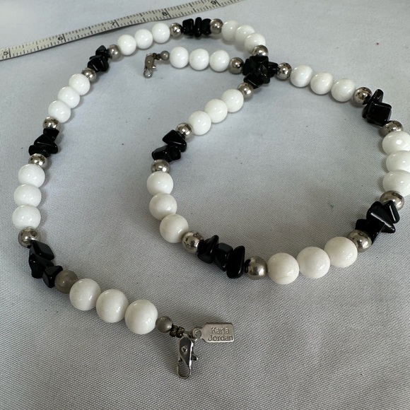 Black and white bead and quartz necklace - Picture 5 of 5